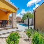 Three-Bedroom Holiday Home In Porec Пореч