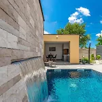 Дом отдыха Three-Bedroom Holiday Home In Porec *