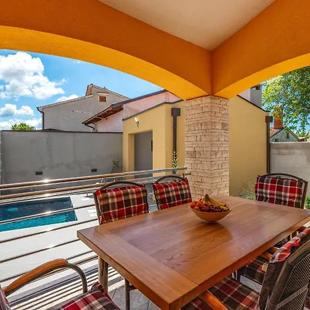 Three-Bedroom Holiday Home In Porec *