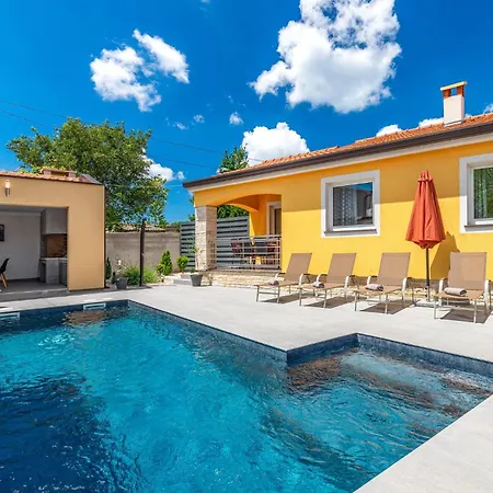 3 Bedroom Lovely Home In Porec Holiday home