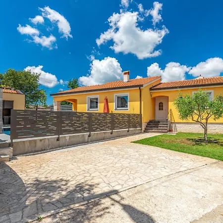 3 Bedroom Lovely Home In Porec