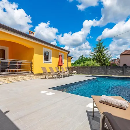 Holiday home 3 Bedroom Lovely Home In Porec *
